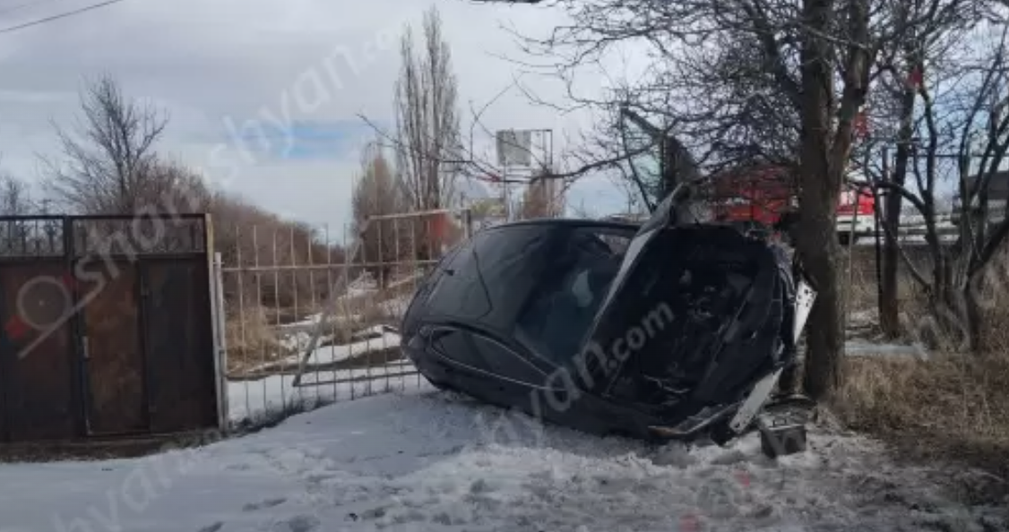 Ավտովթար՝ Կոտայքի մարզում. Հրազդանի նախկին «Գայի պոստի» դիմաց Toyota-ն կողաշրջվել  է՝ բախվելով ցանկապատին