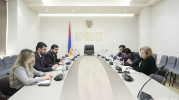 Սարգիս Խանդանյանն ու Վահագն Ալեքսանյանը հանդիպել են «Ազգային ժողովրդավարության ինստիտուտի» Եվրասիայի տարածաշրջանային տնօրենի հետ