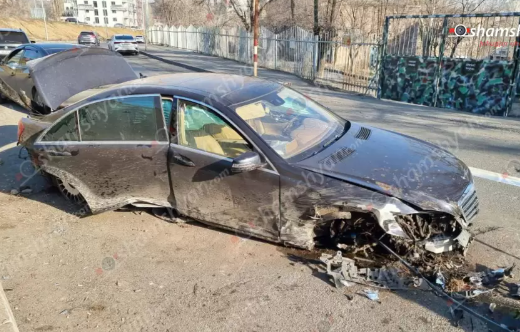Դավիթաշենի զինկոմիսարիատի մոտ Mercedes-ը մոտ 2 մետր բարձրությունից ընկել է. կան վիրավորներ