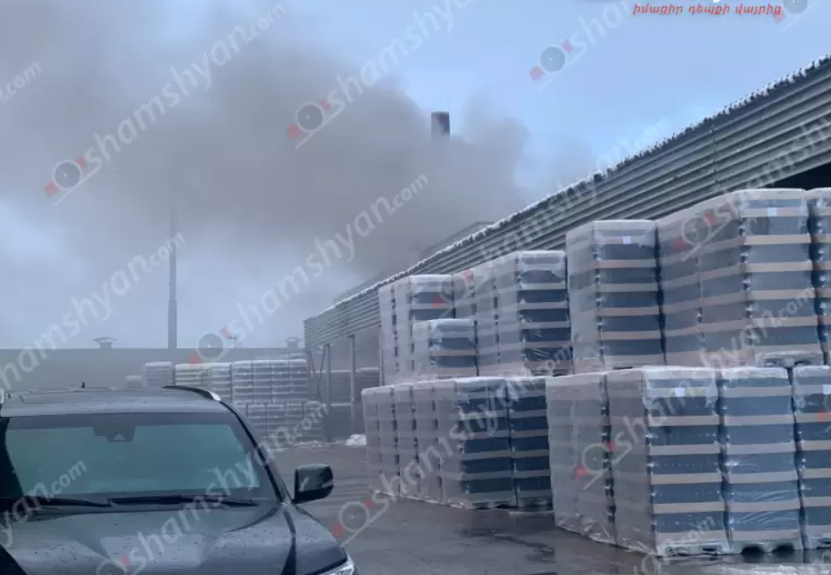 Խոշոր հրդեհ` շշերի գործարանում. հրշեջները մեծ դժվարությամբ պայքարում են կրակի դեմ