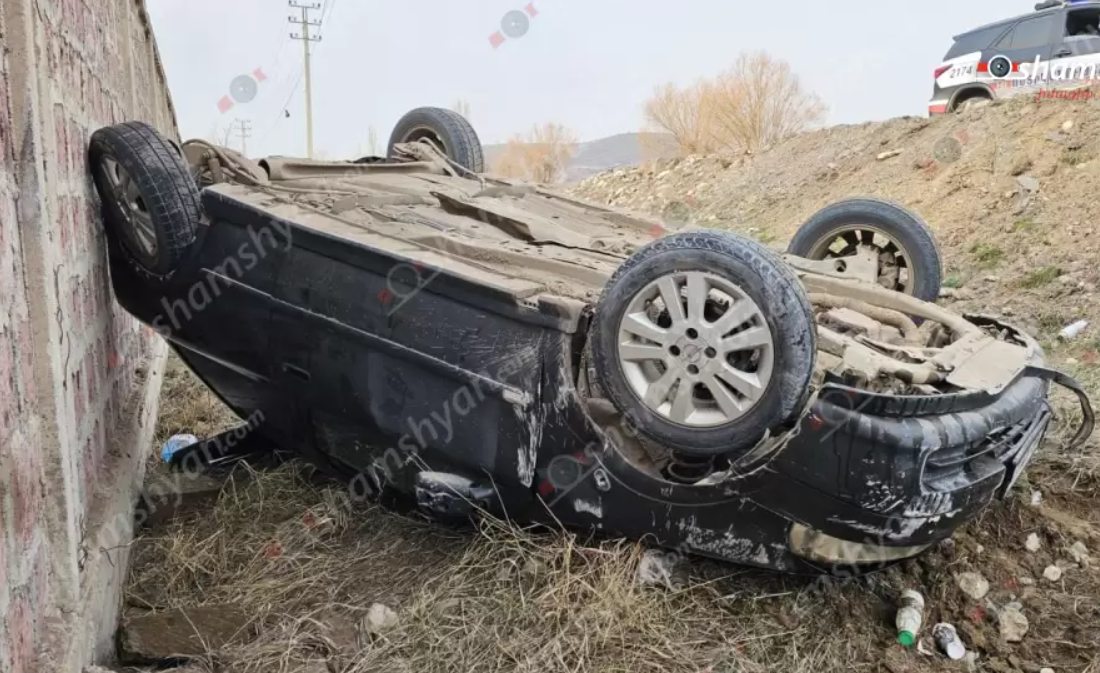 Կոտայքի մարզում Opel-ը բախվել է հողաթմբերին և գլխիվայր շրջվել․ կա վիրավոր