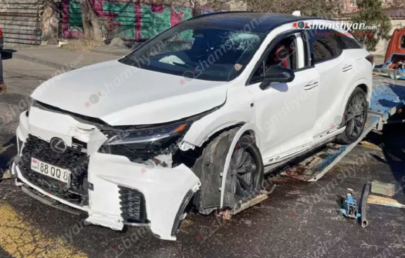 Թանկարժեք համարանիշներով Lexus-ը Բաղրամյան պողոտայում բախվել է պատին. կա վիրավոր