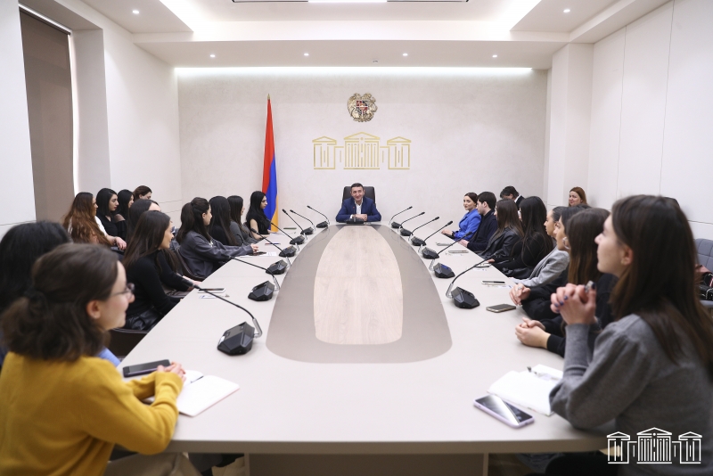 Բաբկեն Թունյանը հանդիպել է ԵՊՀ ուսանողների հետ