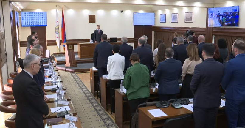Երևանի ավագանին մեկ րոպե լռությամբ հարգեց ադրբեջանական կրակոցներից զոհված զինծառայողների հիշատակը
