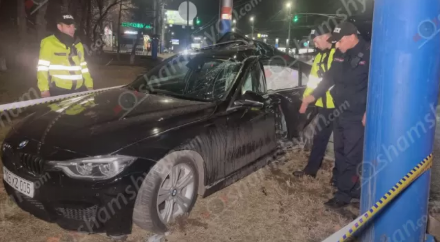 Երևանում BMW-ն բախվել է գովազդային երկաթե սյանը և հայտնվել կանաչ «գազոնում»․ կան վիրավորներ