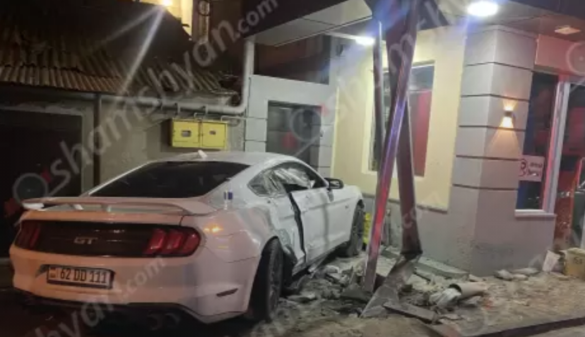 Ավտովթար Երևանում․ իրանցին Ford Mustang-ով բախվել է շինության պատին ու երկաթե սյանը