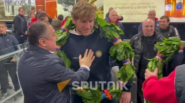 «Զվարթնոց» օդանավակայանում դիմավորել են հունահռոմեական ոճի ըմբշամարտի չեմպիոններին