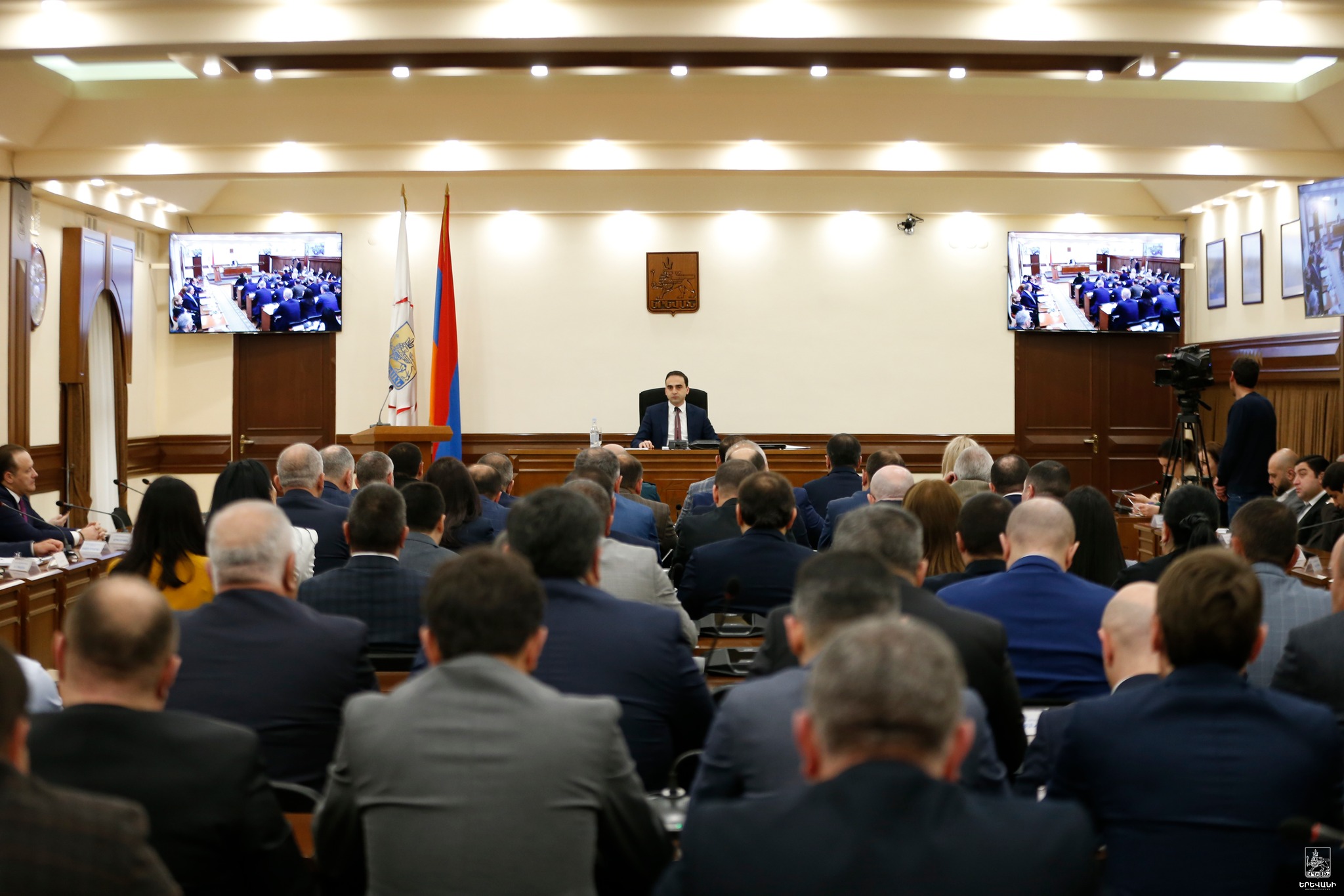 Երևանյան հուշարձաններին ու ճարտարապետական նշանակություն ունեցող շենքերին հարակից սրճարաններն ու նմանատիպ այլ կառույցները կապամոնտաժվեն