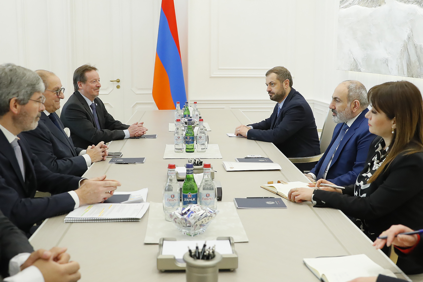 Վարչապետն ընդունել է շվեյցարահայ գործարար և բարերար Վահե Գաբրաշին