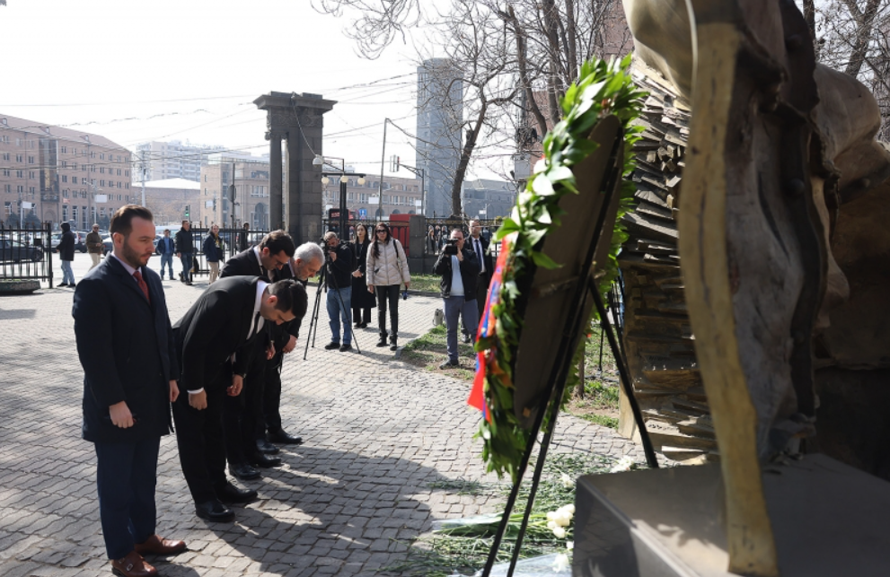 Ալեն Սիմոնյանը և «Քաղաքացիական պայմանագիր» խմբակցության պատգամավորները հարգանքի տուրք են մատուցել մարտի 1-ի զոհերի հիշատակին