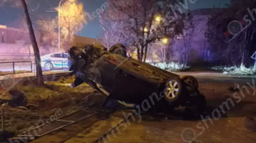 Խոշոր ավտովթար՝ Երևանում․ անչափահաս տղան «Toyota»-ով կոտրել է ծառերը, երկաթե ճաղավանդակներն ու գլխիվայր շրջվել, 4 տուժածներն էլ անչափահասներ են
