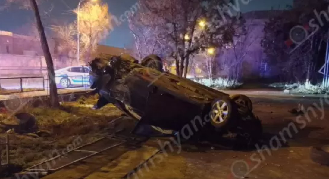 Խոշոր ավտովթար՝ Երևանում․ անչափահաս տղան «Toyota»-ով կոտրել է ծառերը, երկաթե ճաղավանդակներն ու գլխիվայր շրջվել, 4 տուժածներն էլ անչափահասներ են