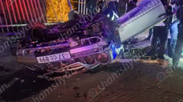 «Mercedes»-ը Մաշտոցի զինկոմիսարիատի մոտ բախվել է բետոնե և երկաթե արգելապատնեշներին ու գլխիվայր շրջվել. կա 1 զոհ, 1 վիրավոր