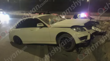 Ավտովթար՝ Երևանում. 27-ամյա վարորդը Mercedes-ով բախվել է բազալտե եզրաքարերին, ապա հայտնվել հետիոտնի ճանապարհին ու բախվել քարերին. կա տուժած
