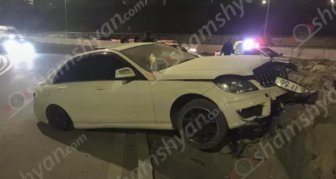 Ավտովթար՝ Երևանում. 27-ամյա վարորդը Mercedes-ով բախվել է բազալտե եզրաքարերին, ապա հայտնվել հետիոտնի ճանապարհին ու բախվել քարերին. կա տուժած