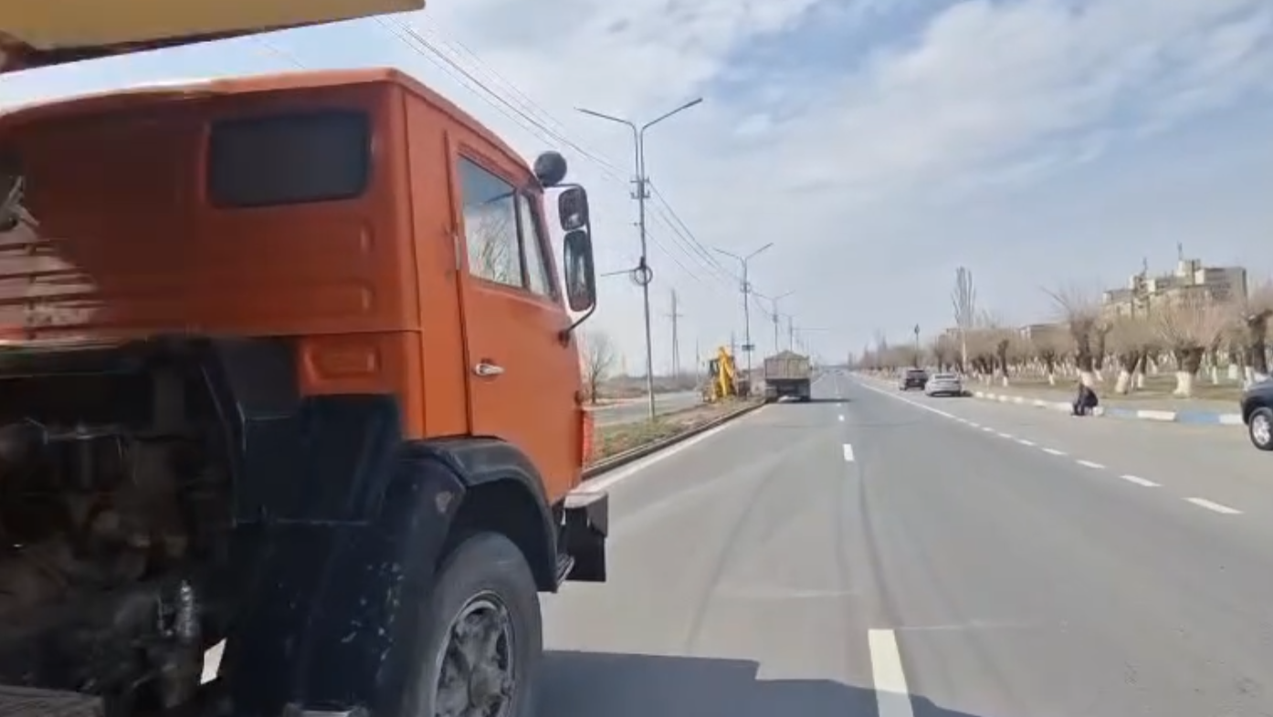 Մ-5 ճանապարհին կատարվում են բաժանիչ գոտու ընդհանուր երկարությամբ կուտակված հողակույտի մաքրման աշխատանքներ