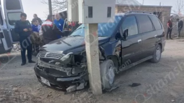 Ողբերգական դեպք՝ Արմավիրի մարզում. Mitsubishi-ն բախվել է բետոնե սյանը. վարորդը տեղում մահացել է. ավտոմեքենայում եղել են կինն ու դուստրը