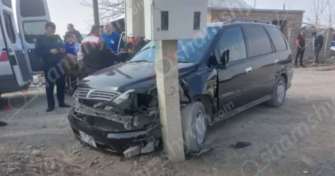 Ողբերգական դեպք՝ Արմավիրի մարզում. Mitsubishi-ն բախվել է բետոնե սյանը. վարորդը տեղում մահացել է. ավտոմեքենայում եղել են կինն ու դուստրը