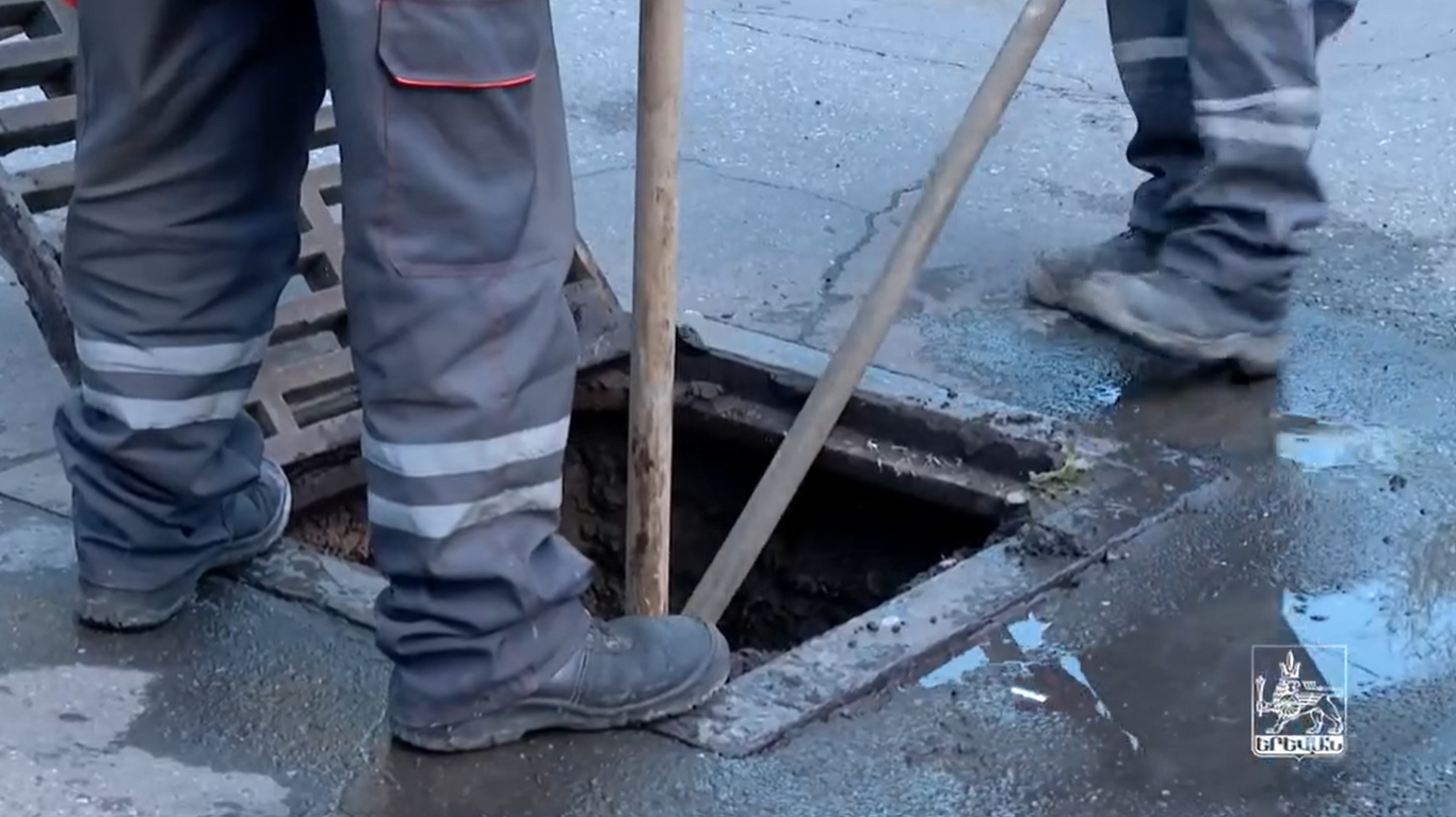 Փողոցներում անձրևաջրերի կուտակումներից խուսափելու նպատակով շարունակվում են հեղեղատար համակարգերի մաքրման աշխատանքները
