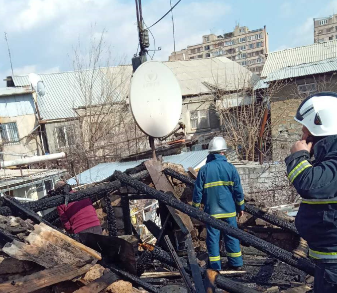 Հրդեհ Երևանի Ջիվանու փողոցի տներից մեկի տանիքում
