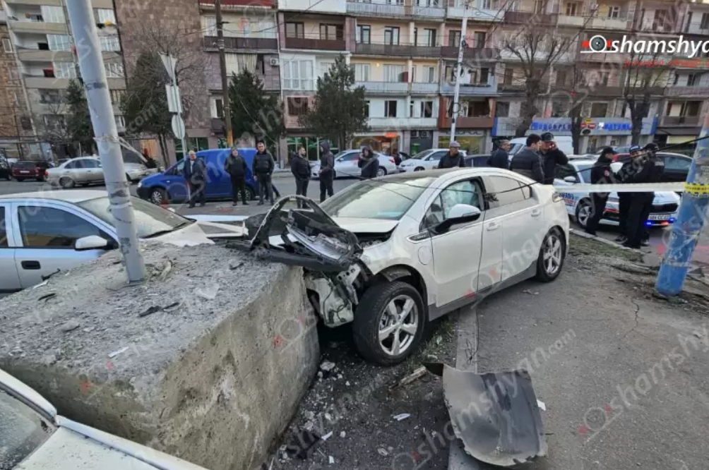 26-ամյա վարորդը Chevrolet Volt-ով բախվել է բետոնե պատվանդանին. կա տուժած