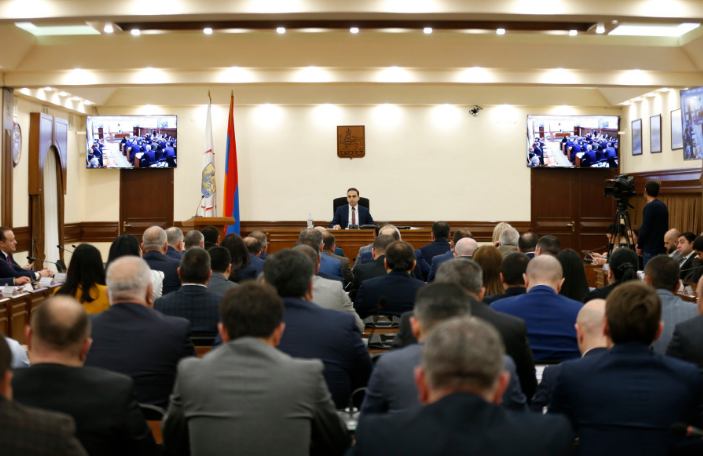 Երևանյան հուշարձաններին ու ճարտարապետական նշանակություն ունեցող շենքերին հարակից սրճարանները կապամոնտաժվեն. աշխատանքային խորհրդակցության արդյունքները