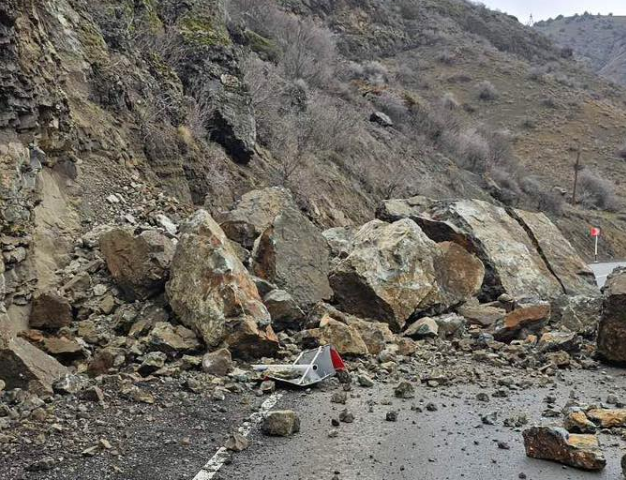 Քարաթափման պատճառով Ջերմուկի խաչմերուկից դեպի Սարավան հատվածում ճանապարհը միակողմանի փակ է