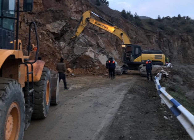 Քարաթափման պատճառով Ջերմուկ տանող ավտոճանապարհը միակողմանի փակ է