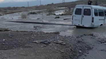 Փրկարարները ավտոմեքենան դուրս են բերել գետից