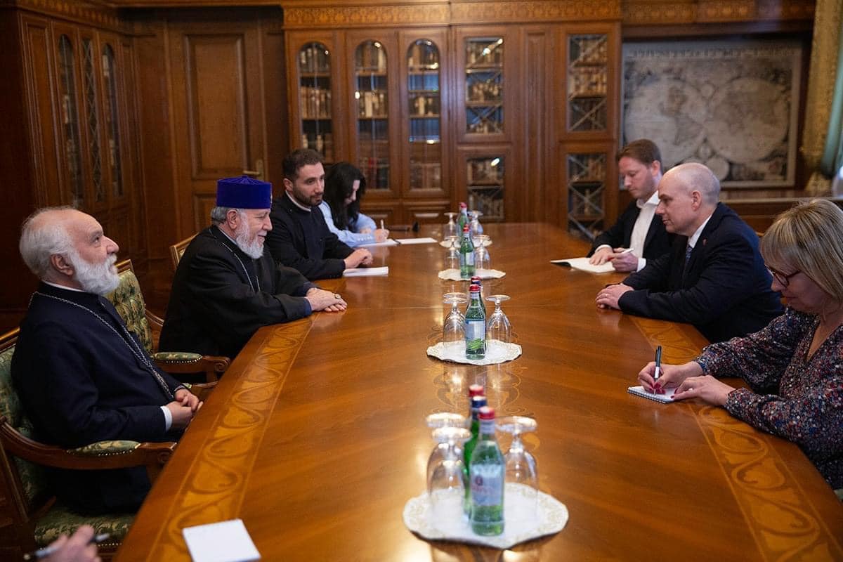 Ամենայն Հայոց Կաթողիկոսն ընդունել է ՀՀ-ում Ավստրալիայի դեսպանին
