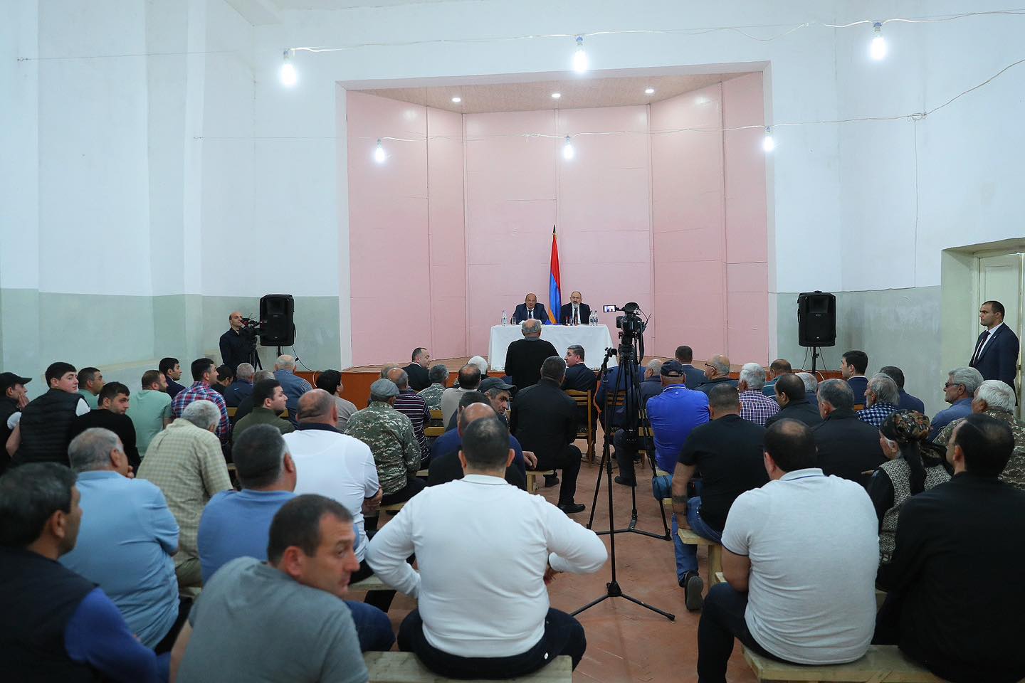 Նիկոլ Փաշինյանը հանդիպել է Կիրանցի ու Բերքաբերի բնակիչների հետ, խոսել սահմանազատման գործընթացի մասին