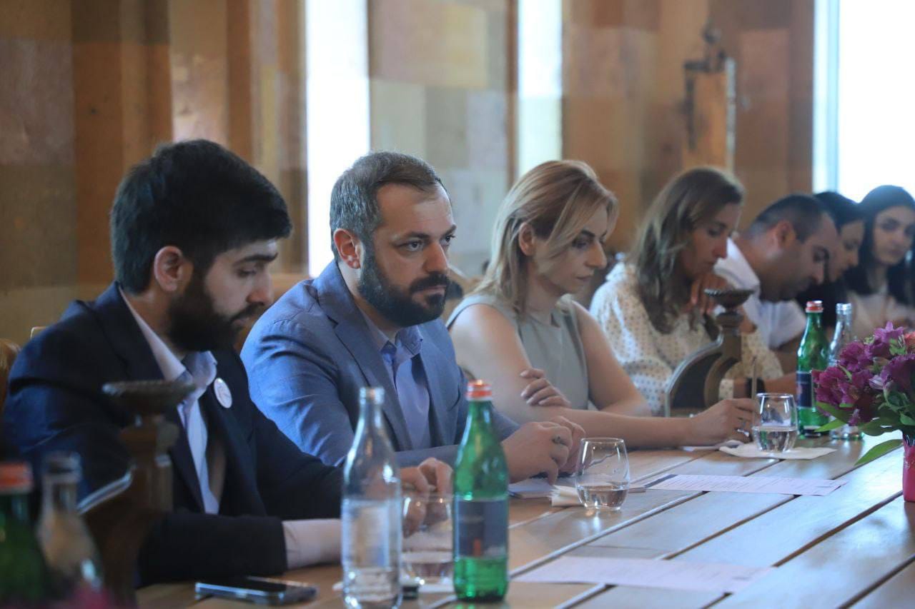 Էկոնոմիկայի նախարարը հանդիպել է «Հայաստանի գինիներ» ՀԿ-ի ներկայացուցիչների հետ