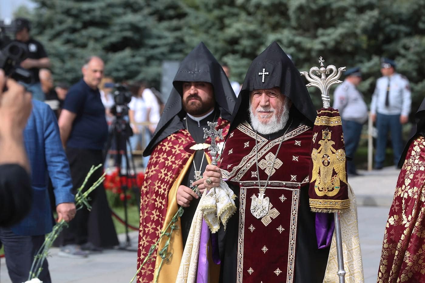Ամենայն Հայոց Կաթողիկոսն այցելել է Ծիծեռնակաբերդի հուշահամալիր