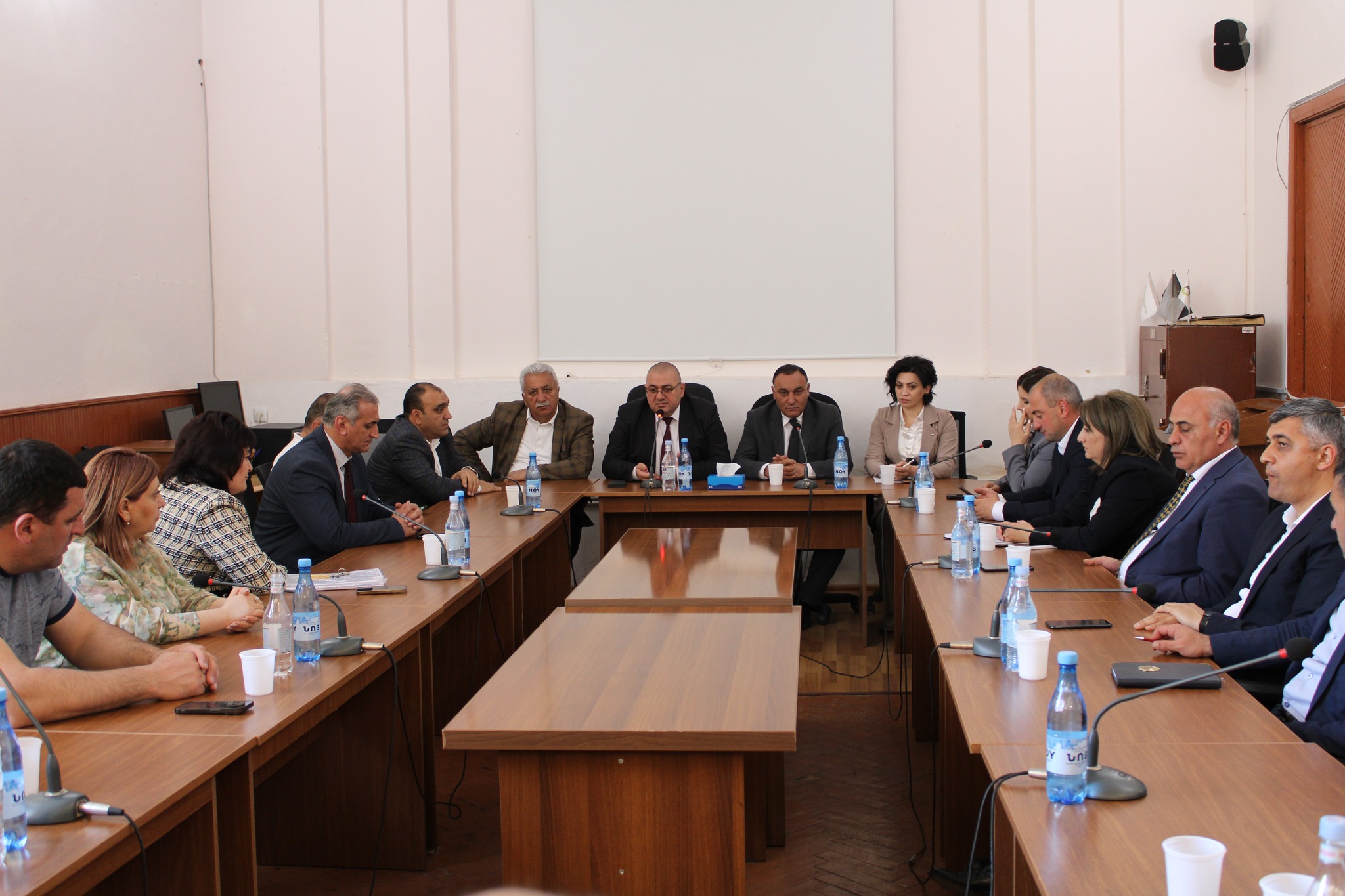 Շիրակի մարզպետի գլխավորությամբ Արթիկի համայնքապետարանում տեղի է ունեցել արտագնա խորհրդակցություն