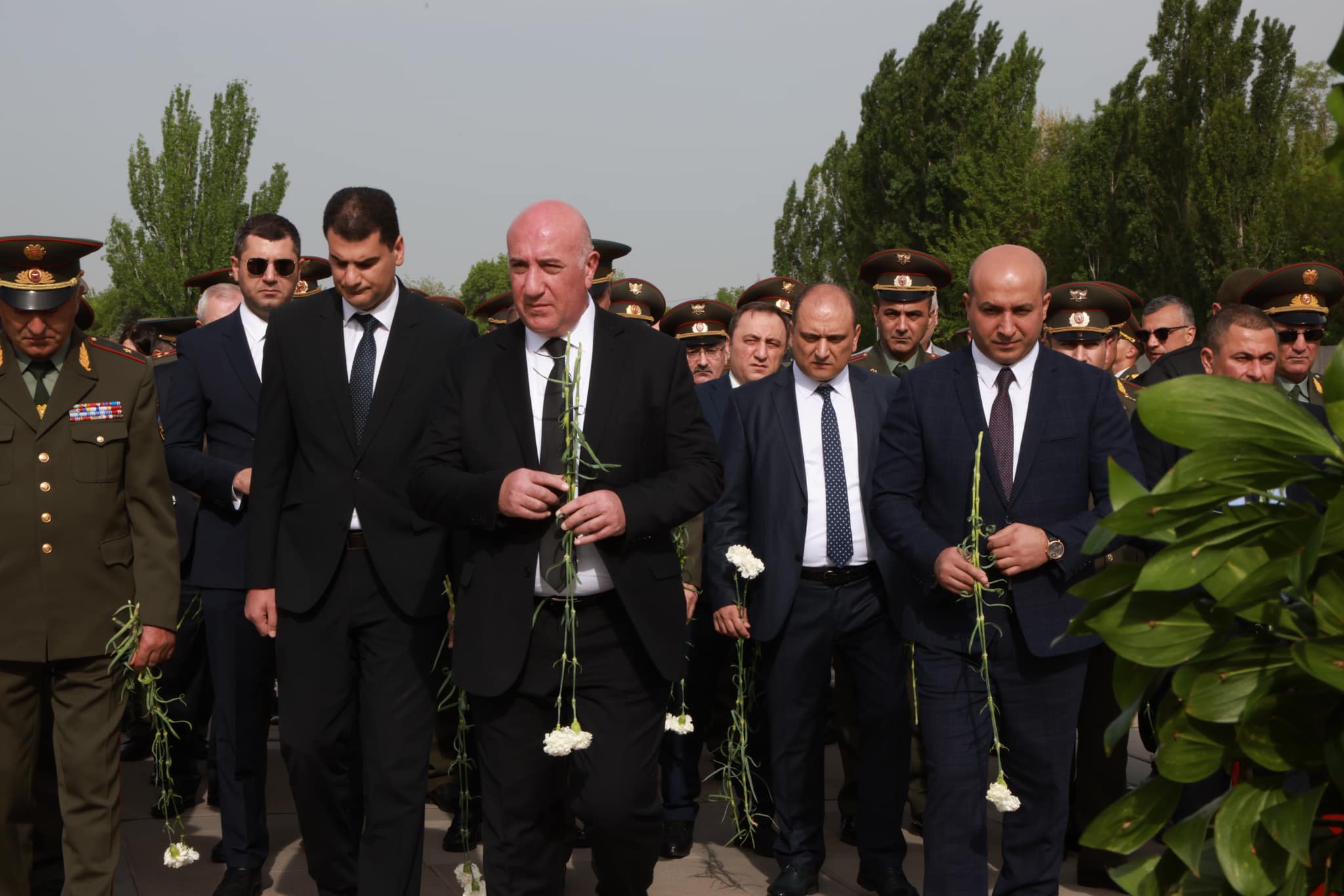 ՀՀ ՊՆ, ԶՈՒ և ԶՈՒ ԳՇ ղեկավար կազմը Հայոց ցեղասպանության զոհերի հիշատակի օրվա կապակցությամբ այցելել է Ծիծեռնակաբերդի հուշահամալիր
