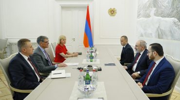 Վարչապետն ընդունել է մեծանուն բարերար Տիգրան Իզմիրլյանի որդուն
