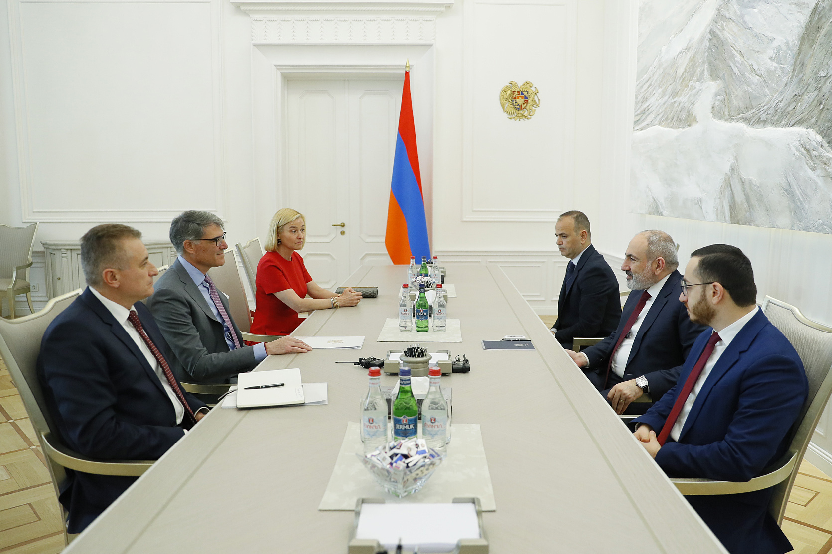 Վարչապետն ընդունել է մեծանուն բարերար Տիգրան Իզմիրլյանի որդուն