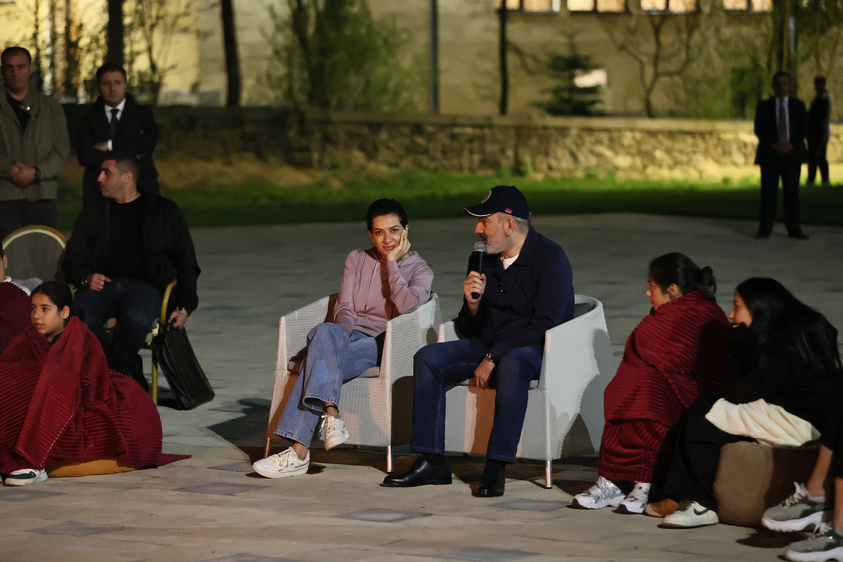 Նիկոլ Փաշինյանը տիկնոջ հետ հանդիպել է «ՀՀ վարչապետի գավաթ» սեղանի թենիսի մրցաշարի եզրափակիչ փուլի մասնակիցներին
