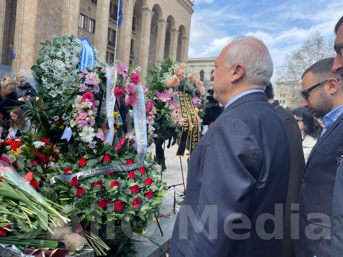 Վրաստանում ՀՀ դեսպանը ծաղիկներ է խոնարհել Ապրիլի 9-ի զոհերի հուշակոթողին