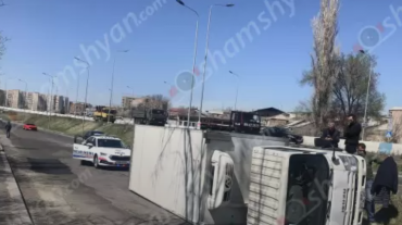 Ավտովթար՝ Երևանում. «Isuzu»-ն բախվել է բազալտե եզրաքարին և կողաշրջվել. կա տուժած