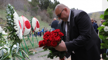 Շիրակի մարզպետն այցելել է Ջարդի՝ Հերհերի ձոր, հարգանքի տուրք է մատուցել Հայոց ցեղասպանության 1,5 միլիոն զոհերի հիշատակին