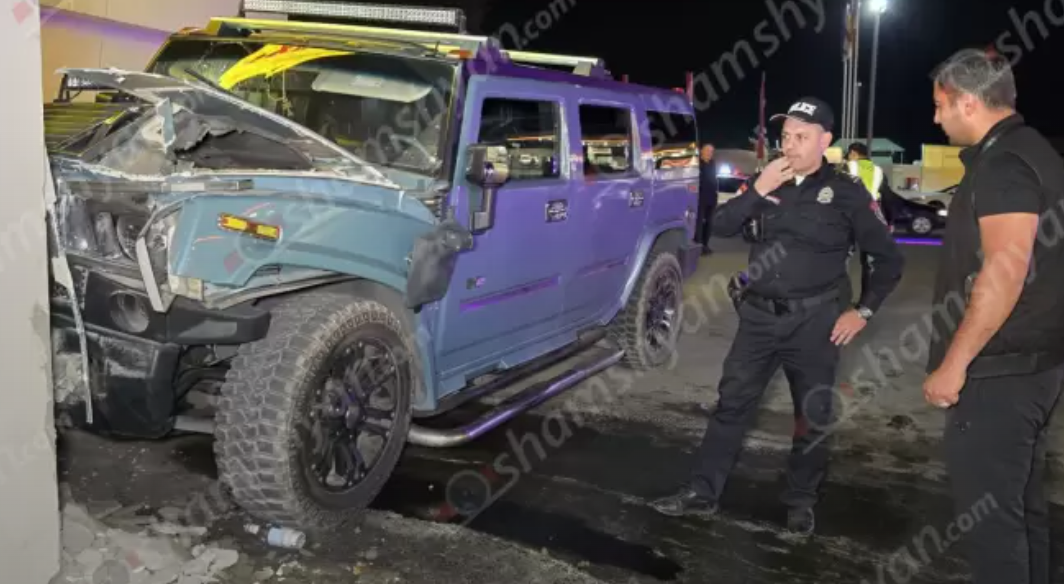 Ավտովթար՝ Երևանում. բախվել են «Toyota»-ն ու «Hummer»-ը. վերջինն էլ բախվել է բենզալցակայանի շինության պատին. կա տուժած