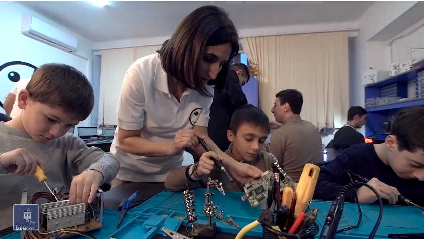 Ինժեներ ամուսինները հիմնել են ռոբոտաշինության և ինժեներական հմտությունների կենտրոն, որտեղ երեխաներն ու երիտասարդները ռոբոտաշինություն են սովորում