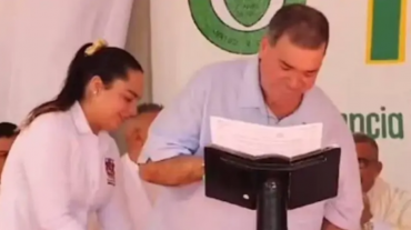 Կոլումբիայի քաղաքապետերից մեկի տաբատն ընկել է բեմի վրա ելույթի ժամանակ. պահը ֆիքսվել է տեսանյութում