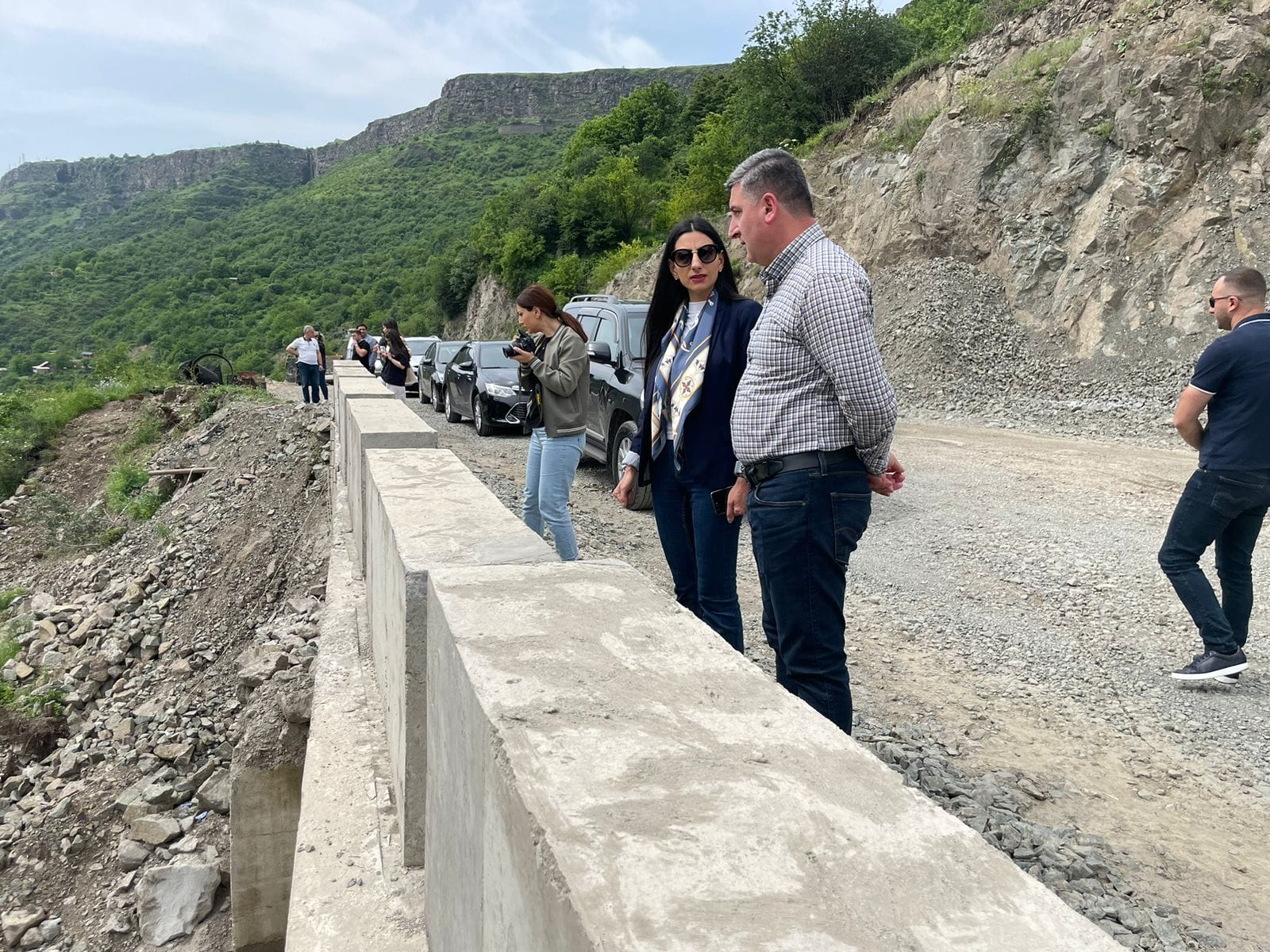 Գնել Սանոսյանը Անահիտ Մանասյանի հետ շրջայց է կատարել աղետի գոտում