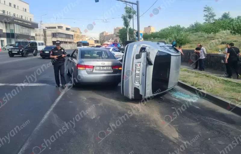 Երևանում բախվել են «Hyundai Sonata»-ն ու «BMW»-ն. վերջինը կողաշրջվել է