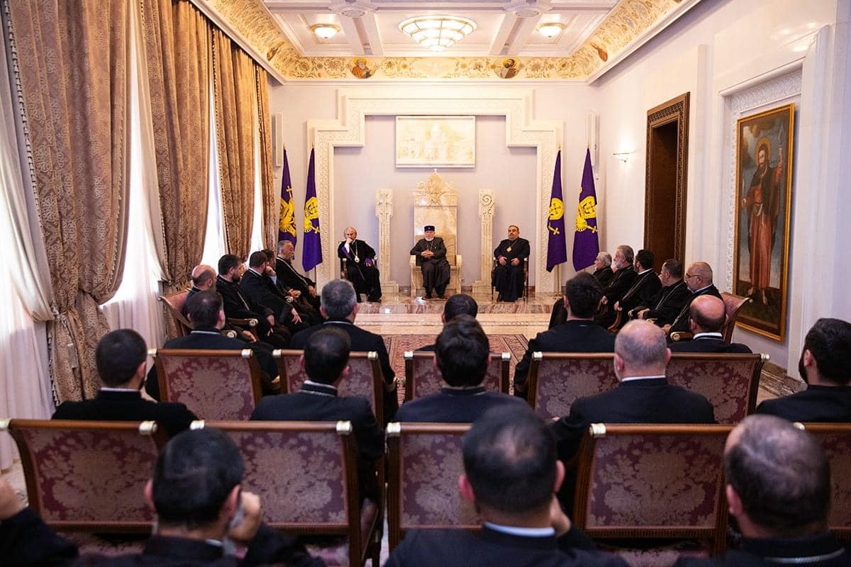 Ամենայն Հայոց Կաթողիկոսը հանդիպել է Մայր Աթոռում վերապատրաստման դասընթացներին մասնակից եկեղեցականների հետ