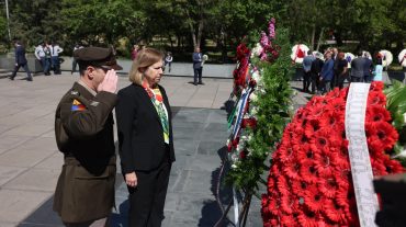 ՀՀ-ում ԱՄՆ դեսպանը հարգանքի տուրք է մատուցել 2-րդ աշխարհամարտի հայ հերոսների հիշատակին
