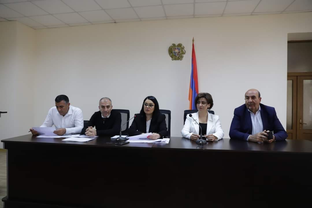 Էկոնոմիկայի նախարարի տեղակալը Շիրակի մարզում մասնակցել է սպանդանոցային գործունեությանը նվիրված հանդիպում-քննարկմանը