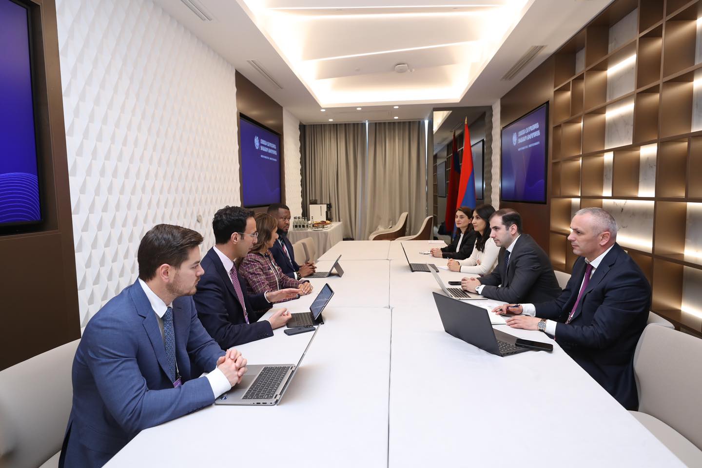 ՀՀ ֆինանսների նախարարի տեղակալը հանդիպում է անցկացրել ՕՊԵԿ-ի միջազգային զարգացման հիմնադրամի պատվիրակության հետ